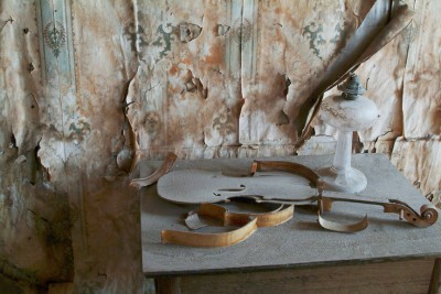 Broken Mortuary Fiddle, Bodie